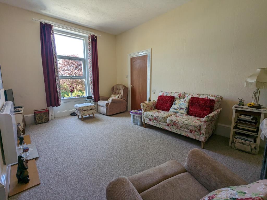 Lot: 145 - IMPOSING FREEHOLD BLOCK OF SEVEN APARTMENTS FOR INVESTMENT - Living room with carpet and furniture